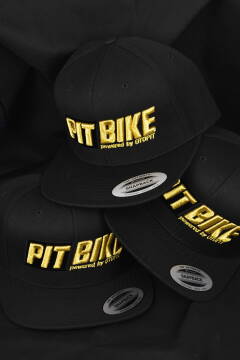 Czapki snapback ze złotym logo PIT BIKE Czapki snapback ze złotym logo PIT BIKE
