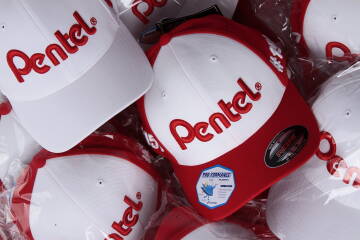 Czapki Flexfit z haftem logo Pentel Czapki Flexfit z haftem logo Pentel